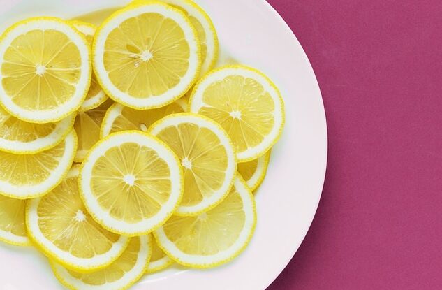 Лимон дорои витамини С мебошад, ки ангезандаи нерӯ аст